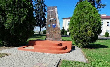 Pomnik lotniczy przed OKL zyskał nowy blask