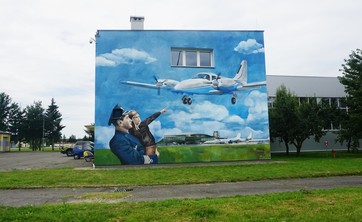 Chcemy inspirować lotnictwem. OKL PRz ma mural lotniczy!