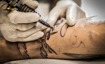 Biżuteria i tatuaże u pilota